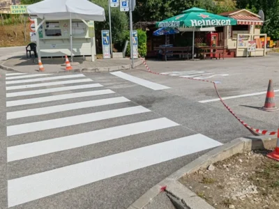 Svježe iscrtan bijeli pješački prijelaz ispred prodajnog mjesta u Motovunu