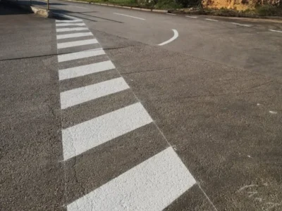 Svježe obojani bijeli pješački prijelaz na asfaltu