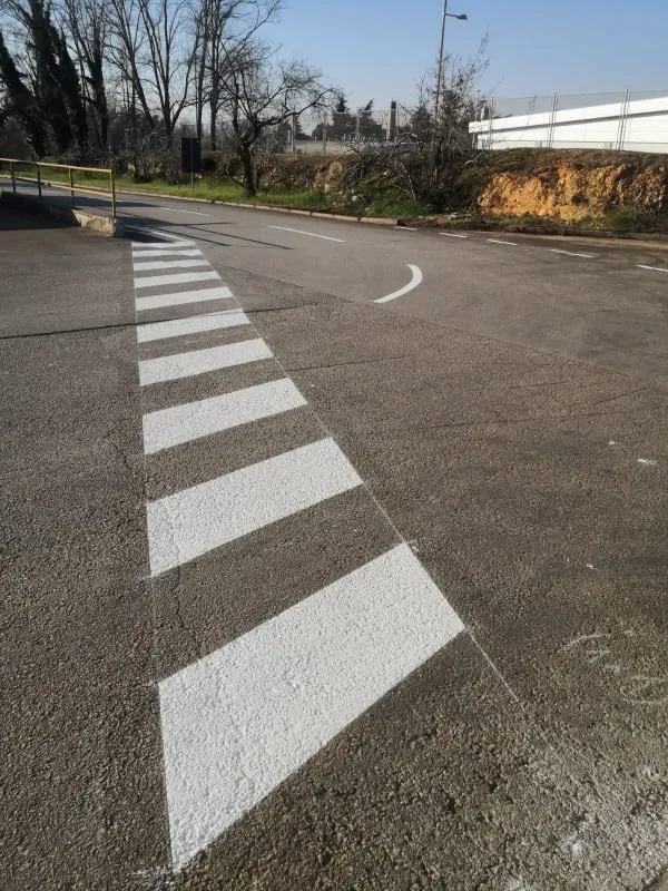 Svježe obojani bijeli pješački prijelaz na asfaltu