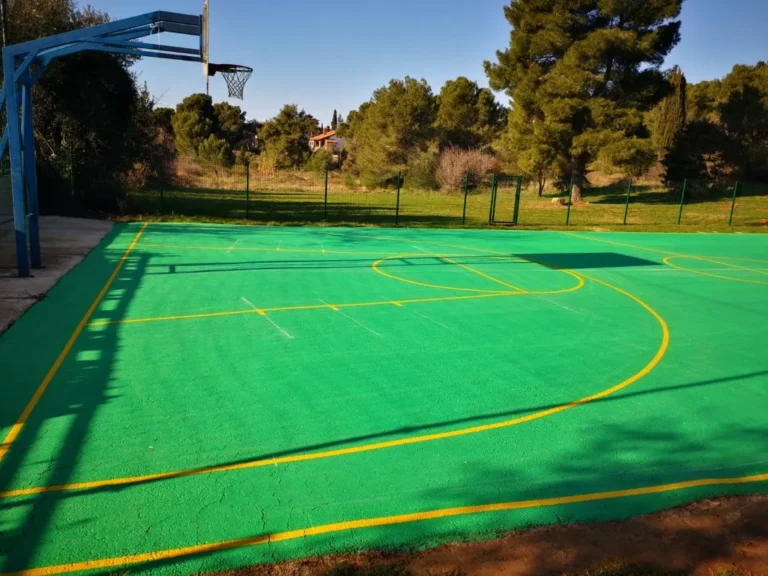 Pogled na obnovljeno košarkaško igralište u Pomeru s novom horizontalnom signalizacijom.