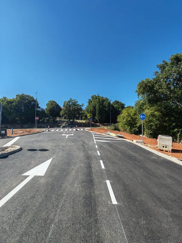 Široki prikaz raskrižja kod benzinske postaje s kompletno izvedenom horizontalnom i vertikalnom signalizacijom.