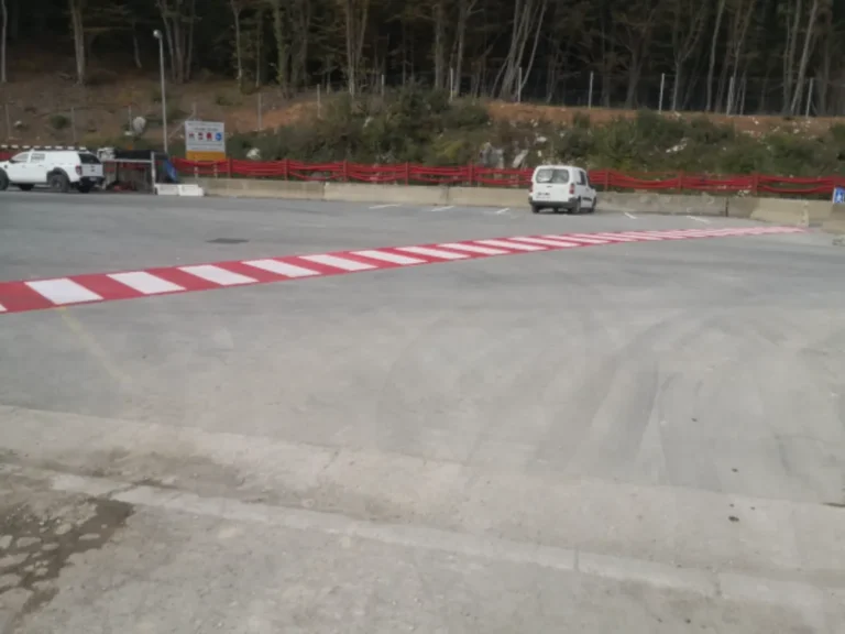 Crveno-bijela horizontalna signalizacija koja označava sigurnosnu zonu