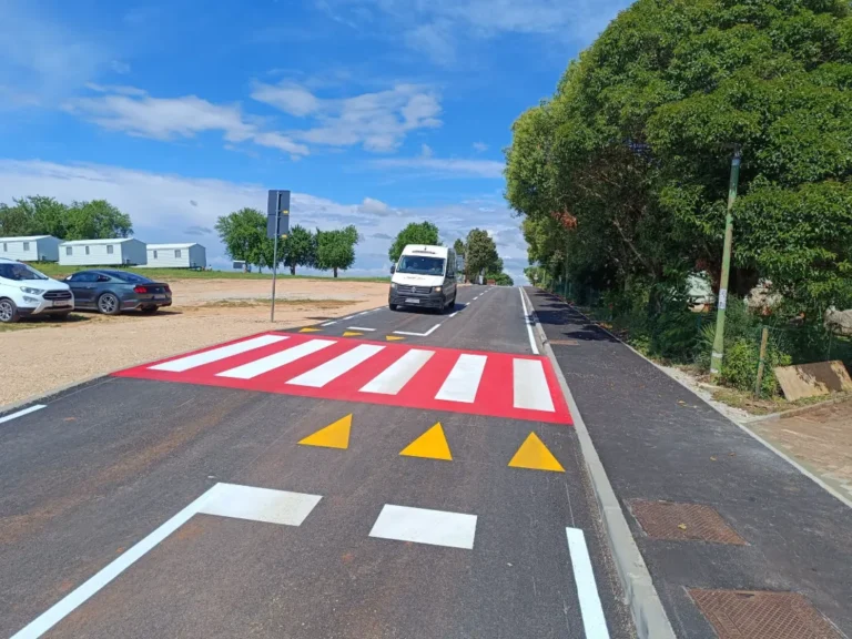 Uočljivi crveno-bijeli pješački prijelaz na uzdignutoj plohi sa žutim strelicama upozorenja