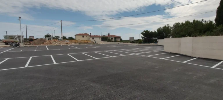 Izbliza prikazan parking ocrtavanje