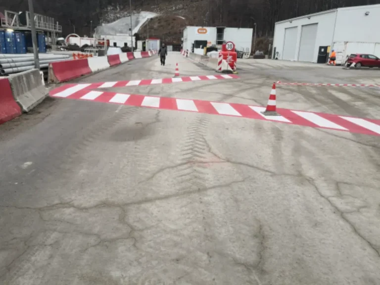 Crveno-bijeli pješački prijelaz na industrijskom platou