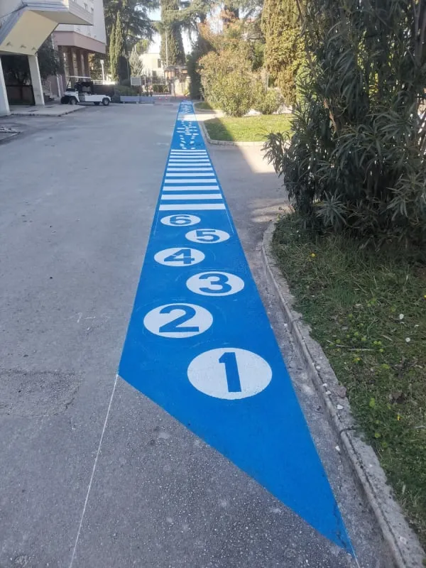 Završena plava staza s brojevima od jedan do šest ispred samog ulaza u vrtić.