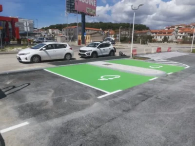 Zelena parkirna mjesta za električna vozila s bijelim simbolima na benzinskoj postaji u Puli