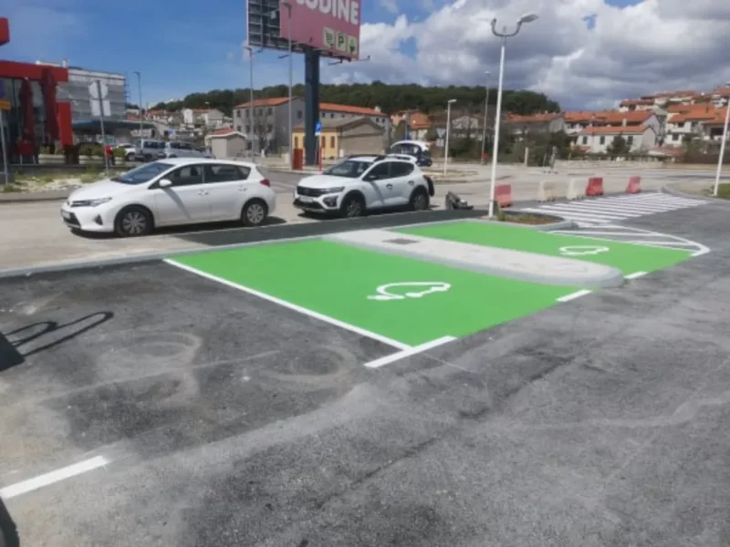 Zelena parkirna mjesta za električna vozila s bijelim simbolima na benzinskoj postaji u Puli