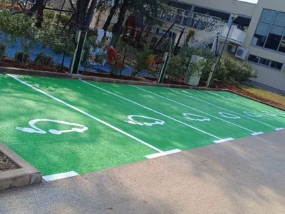 Zeleno obojana parkirna mjesta za električna vozila ispred hotela Parentino u Poreču.