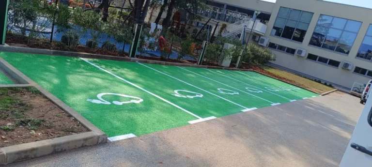 Zeleno obojana parkirna mjesta za električna vozila ispred hotela Parentino u Poreču.