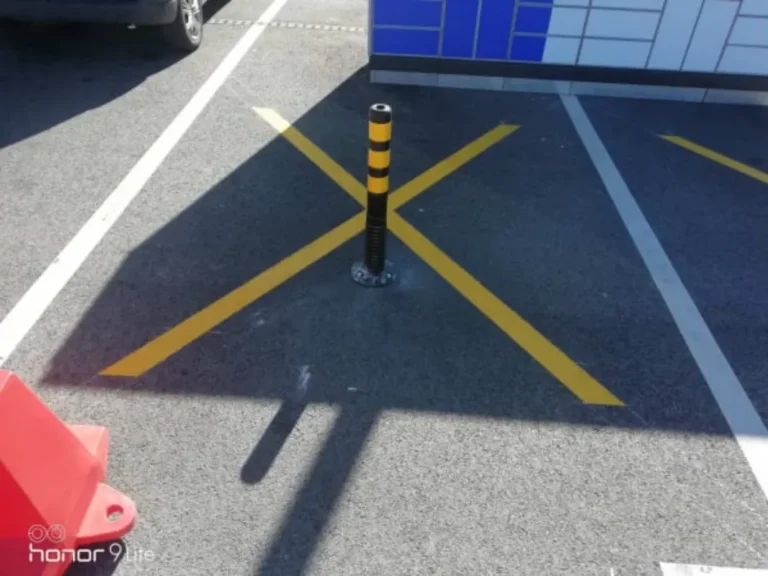 Detaljan prikaz ugrađenog fleksibilnog stupića unutar žute zone zabrane parkiranja.