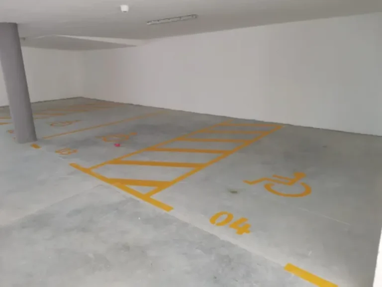 Zatvorena garaža s iscrtanim žutim parkirnim mjestima za invalide