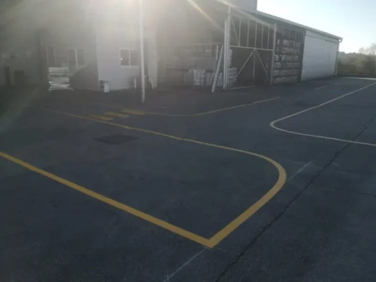 Široki kadar žute horizontalne signalizacije u krugu tvornice