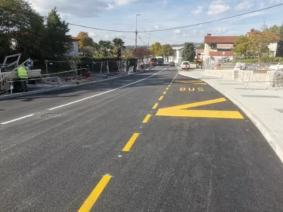Široki prikaz prometnice sa žutom horizontalnom signalizacijom za autobusnu stanicu.