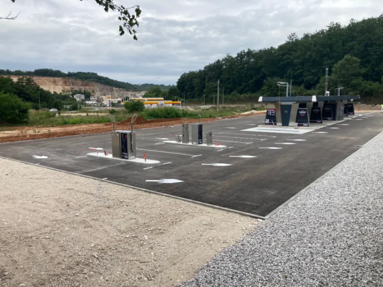Novo iscrtana horizontalna signalizacija na samoposlužnoj autopraonici u Pazinu