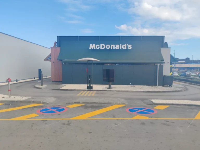 Oznake na tlu ispred McDonald's objekta u sklopu Pula City Malla za regulaciju prometa.