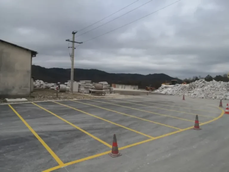Horizontalna signalizacija izvedena na velikoj industrijskoj površini