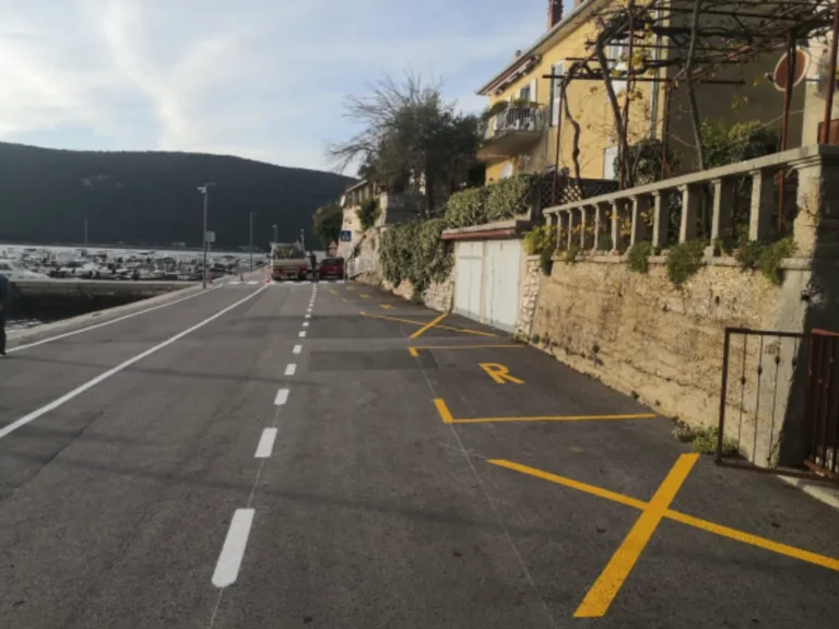 Žute linije koje označavaju zabranu parkiranja i rezervirana mjesta uz cestu