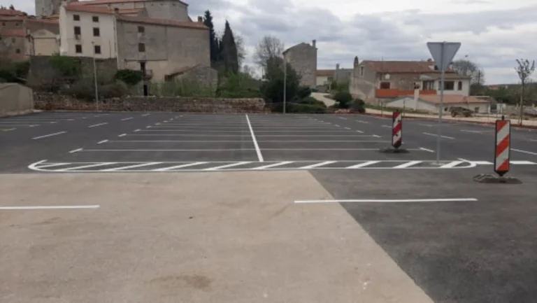 Prikaz iscrtanih parkirnih mjesta i žutih invalidskih oznaka iz drugog kuta