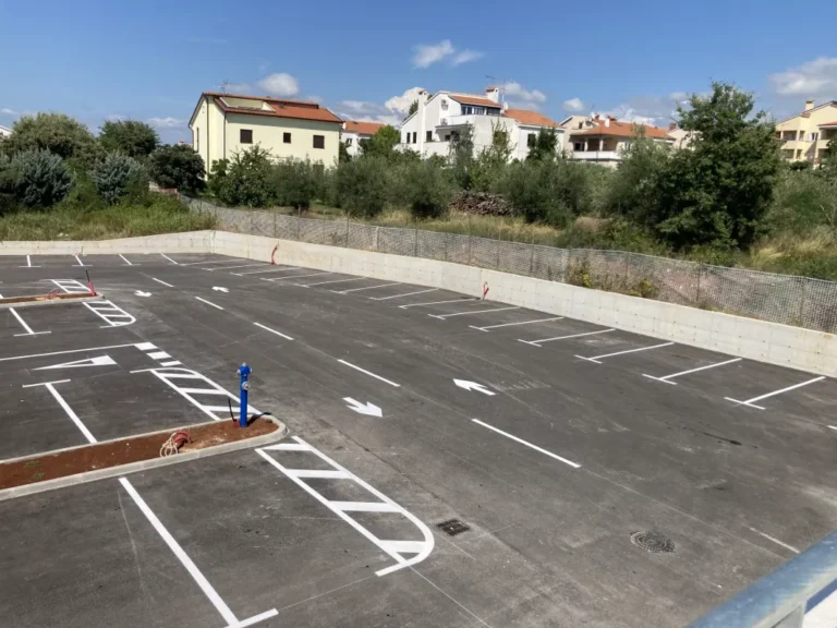 Horizontalna signalizacija koja osigurava pravilan protok vozila na parkiralištu
