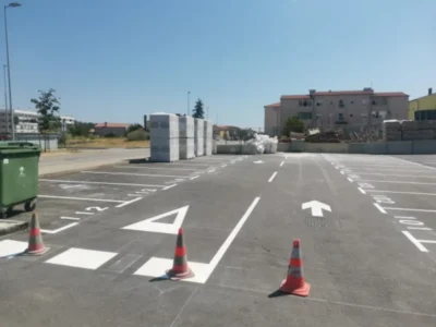 Numerirana parkirna mjesta iscrtana bijelom bojom na novom asfaltu u Puli