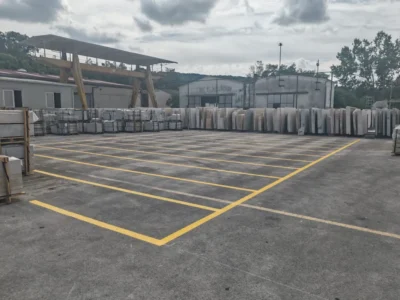 Žute linije horizontalne signalizacije koje označavaju logističke zone ispred skladišta tvrtke Kamen d.d.