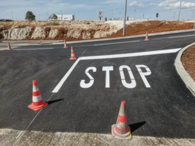 Iscrtana oznaka STOP na asfaltu uz zaštitne čunjeve ispred objekta Fero Term u Rovinju.