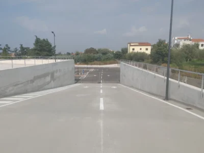 Ulazna rampa parkirne kuće u Poreču s precizno iscrtanim bijelim linijama i strelicama za usmjeravanje prometa.