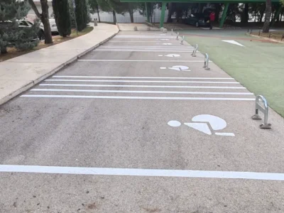 Jasno iscrtana parkirna mjesta za osobe s invaliditetom opremljena metalnim parking barijerama tvrtke LIČILAC d.o.o.