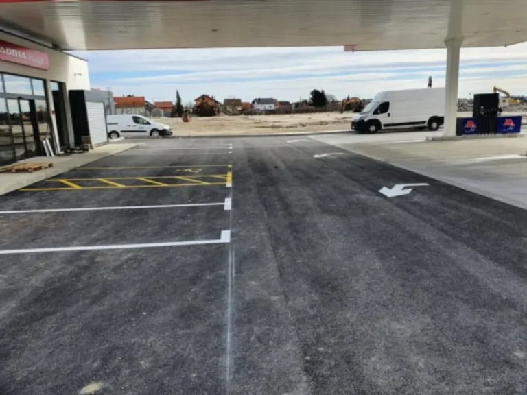 Parkirna mjesta za osobe s invaliditetom označena žutom bojom i simbolom