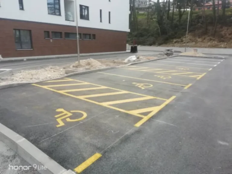 Žutom bojom jasno označena parkirna mjesta za osobe s invaliditetom.