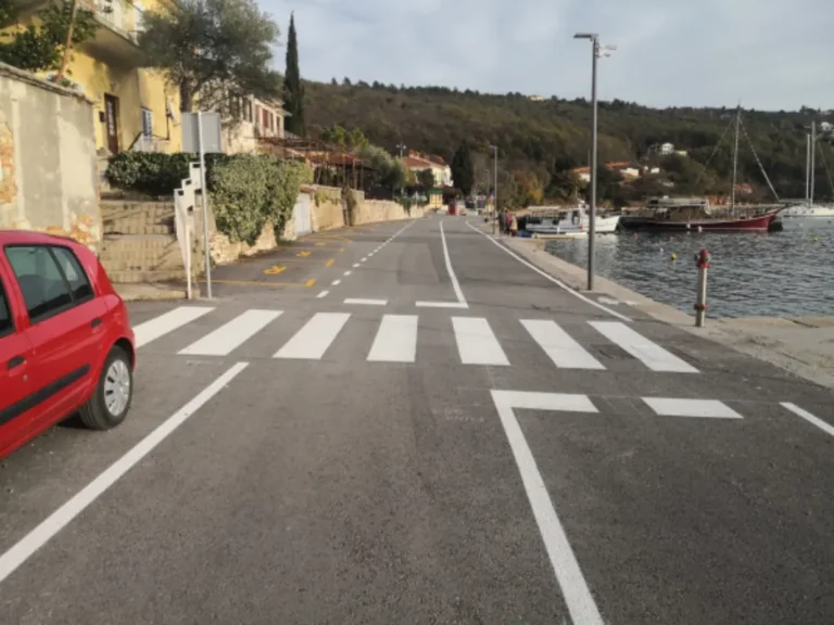 Svježe iscrtana zebra i rubne linije na prometnici u naselju