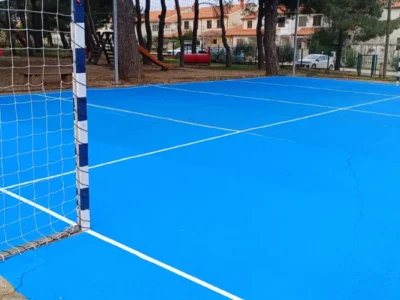 Iscrtane bijele linije na novom plavom sportskom terenu