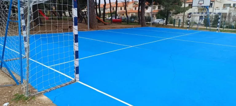 Iscrtane bijele linije na novom plavom sportskom terenu