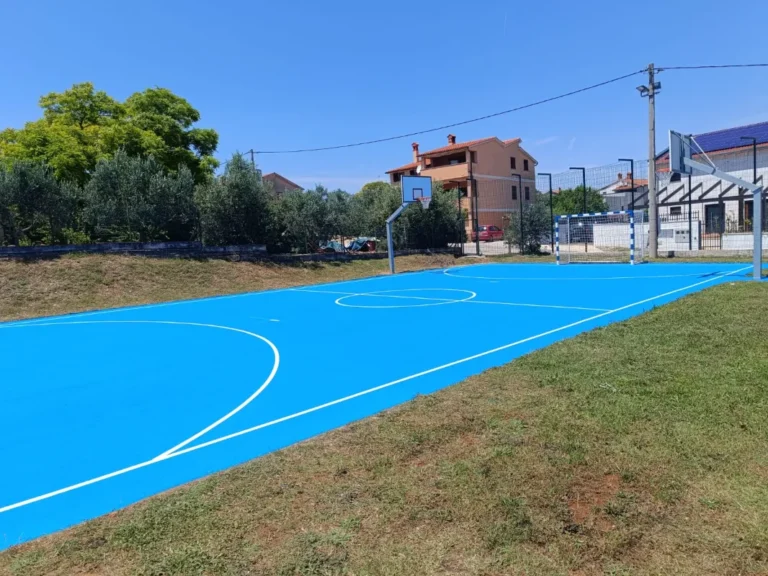 Detalj precizno iscrtanih bijelih linija na višenamjenskom sportskom terenu