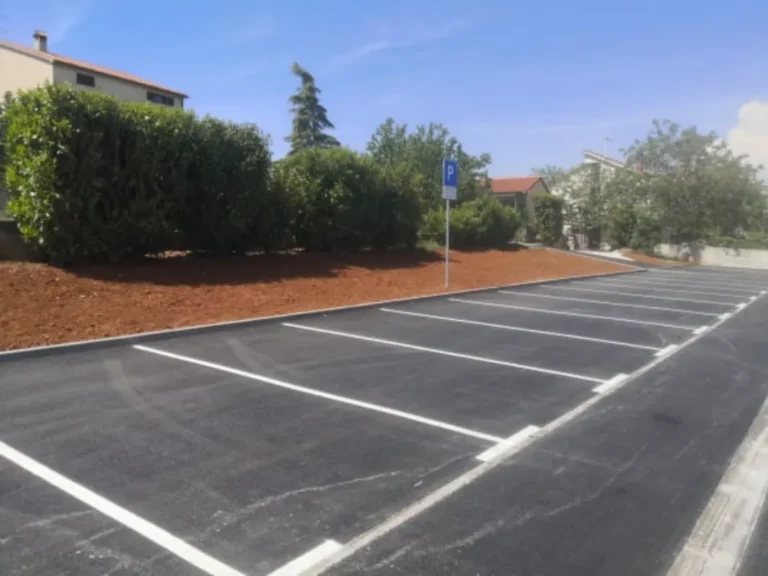 Novoizgrađena parkirna mjesta s bijelom horizontalnom signalizacijom i postavljenim znakom za parking u Puli