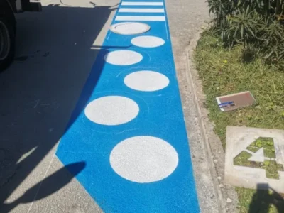 Djelatnici tvrtke LIČILAC d.o.o. izvode radove označavanja pješačke staze.