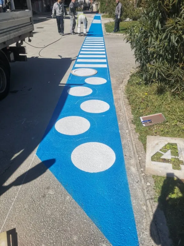 Djelatnici tvrtke LIČILAC d.o.o. izvode radove označavanja pješačke staze.