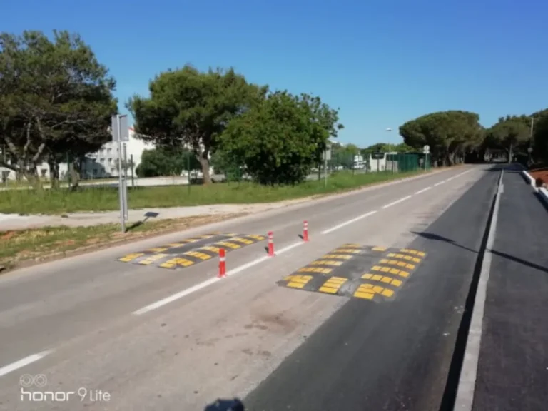 Detaljan prikaz jastučastih izbočina i crveno-bijelih fleksibilnih stupića