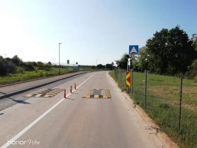 Postavljene crno-zute jastučaste izbočine na prometnici u Medulinu