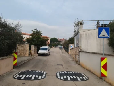 Gumene jastučaste izbočine za smirivanje prometa postavljene na cesti u Vinkuranu.
