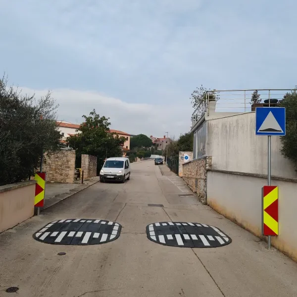 Gumene jastučaste izbočine za smirivanje prometa postavljene na cesti u Vinkuranu.