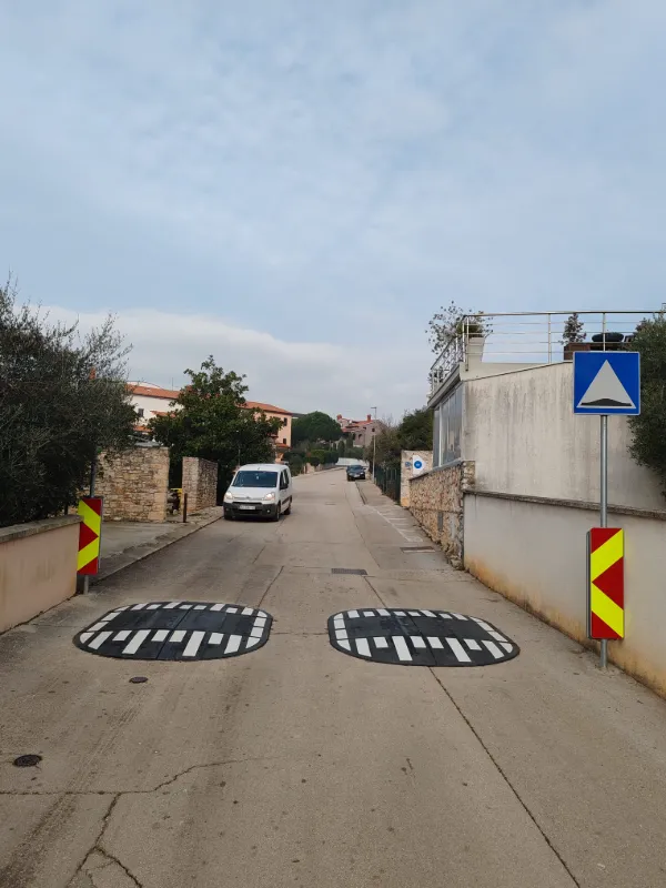 Gumene jastučaste izbočine za smirivanje prometa postavljene na cesti u Vinkuranu.