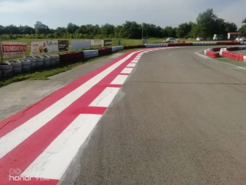 Crveno-bijele rubne linije novooslikane na karting stazi u Poreču