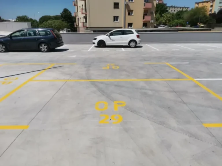Krovno parkiralište s jasno označenim žutim linijama i brojevima