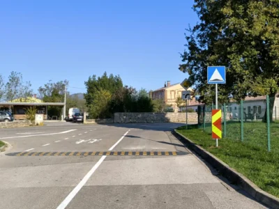 Ugrađen ležeći policajac s vertikalnom signalizacijom za smirivanje prometa