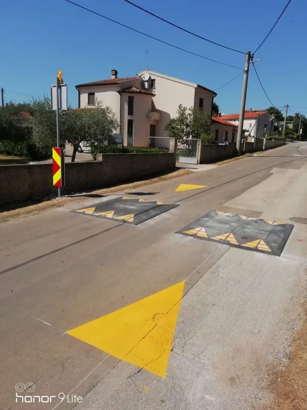 Jastučaste izbočine montirane na kolnik za sigurno usporavanje prometa