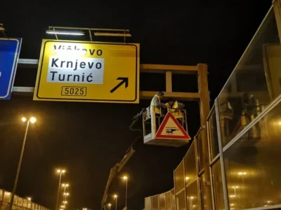 Montaža velike žute putokazne ploče za Viškovo, Krnjevo i Turnić na prometni portal