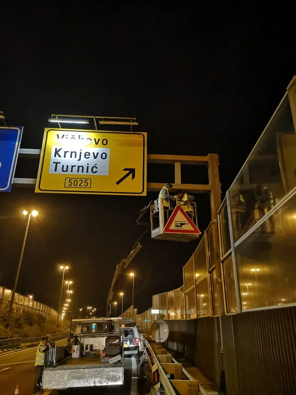 Montaža velike žute putokazne ploče za Viškovo, Krnjevo i Turnić na prometni portal