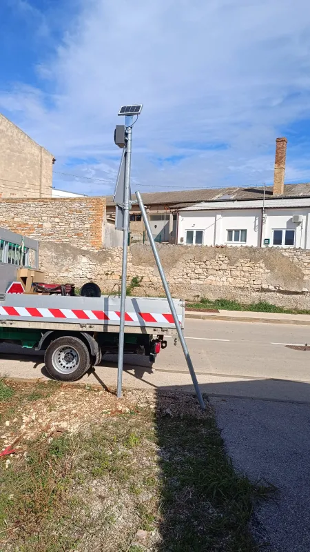 Djelatnici pripremaju metalni stup za ugradnju vertikalne prometne signalizacije